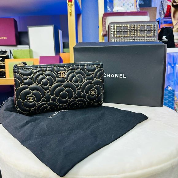 New Rare Chanel Camellia Black Gold Lambskin Embossed Leather Cosmetic Travel Po - Picture 1 of 13